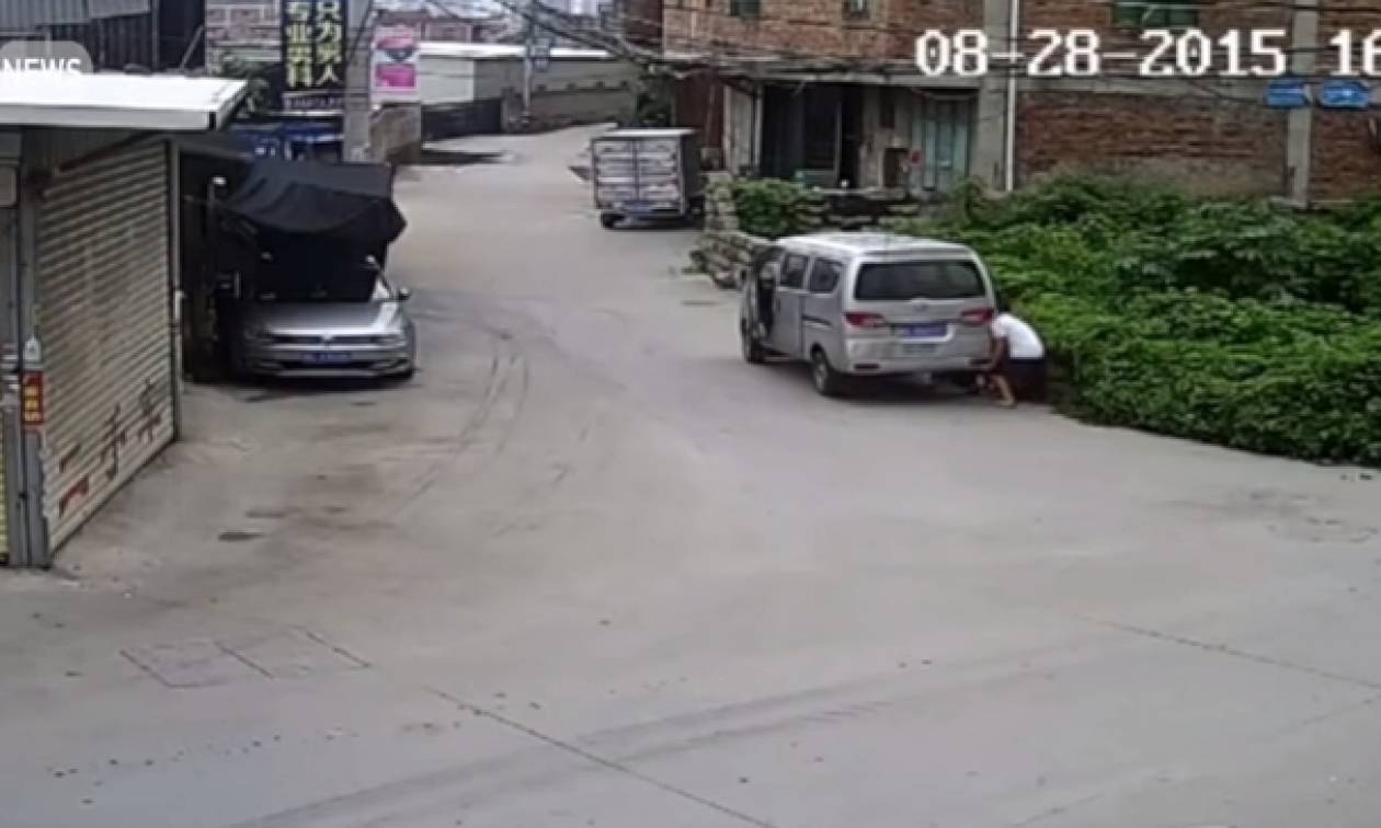 Η σοκαριστική στιγμή που ένα παιδάκι 11 μηνών καταπλακώνεται από φορτηγό (video)