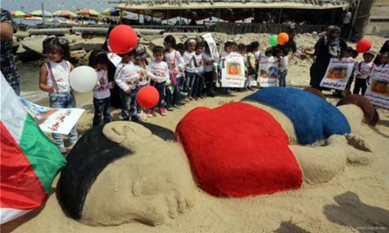 Τεράστιο γλυπτό του μικρού Αϊλάν από άμμο σε παραλία της Γάζας (photos)