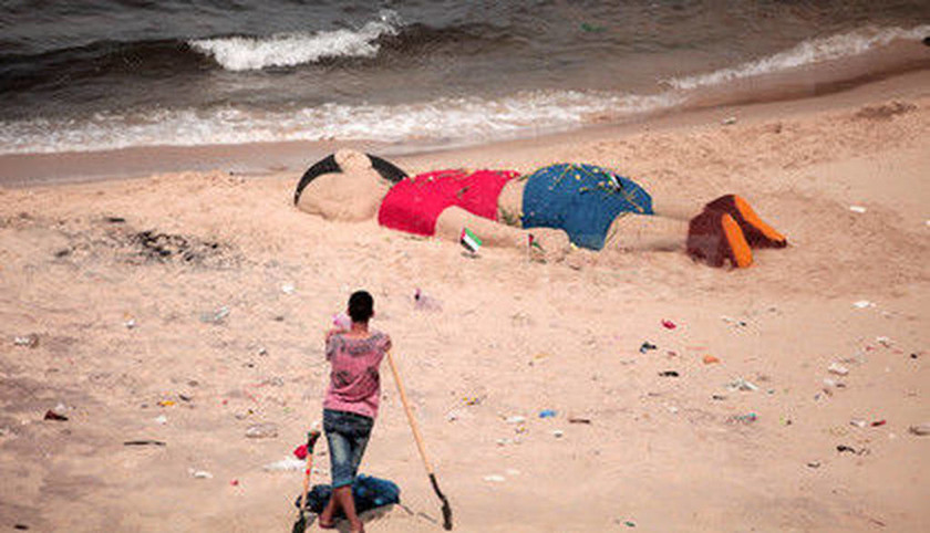 Τεράστιο γλυπτό του μικρού Αϊλάν από άμμο σε παραλία της Γάζας (photos)