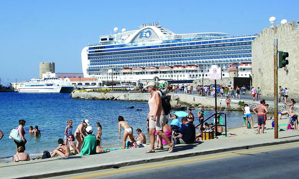 Νέο ρεκόρ για τον ελληνικό τουρισμό παρά τα capital controls