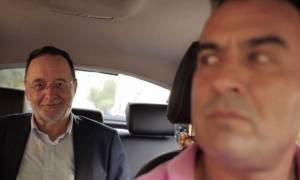 Εκλογές 2015: Ο Λαφαζάνης μπαίνει σε ταξί και πάει... Νομισματοκοπείο! (video)
