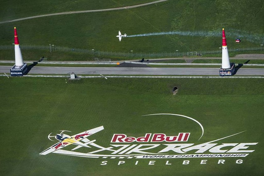 Ο Hall πανηγύρισε την πρώτη νίκη του στο Red Bull Air Race