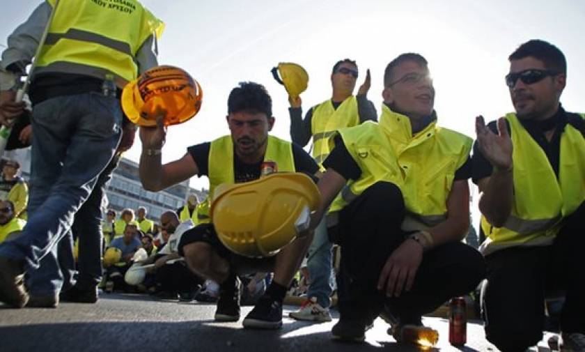 Σκηνές στη Μεσογείων στήνουν δεκάδες εργαζόμενοι από τις Σκουριές