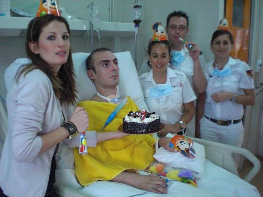 ΣΥΓΚΛΟΝΙΣΤΙΚΗ ΦΩΤΟ: Η σύζυγος του Λαζαρίδη του είχε κάνει πάρτι γενεθλίων στο νοσοκομείο!