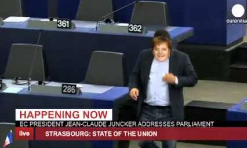 Ιταλός ευρωβουλευτής ντύθηκε... Μέρκελ και διέκοψε την ομιλία του Γιούνκερ (video)