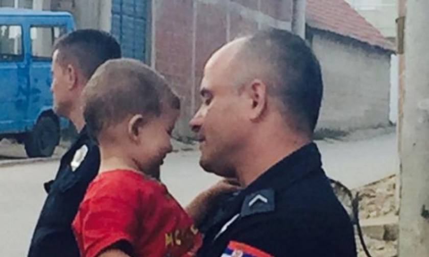 Η αγκαλιά Σέρβου αστυνομικού σε μικρό Σύριο πρόσφυγα που προκαλεί ρίγη