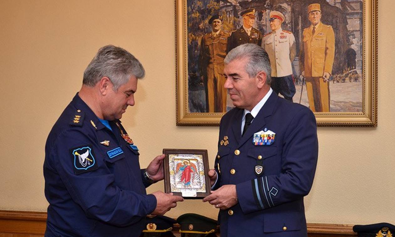 Το δώρο του Α/ΓΕΑ στον αρχηγό της Ρωσικής Πολεμικής Αεροπορίας (pics)