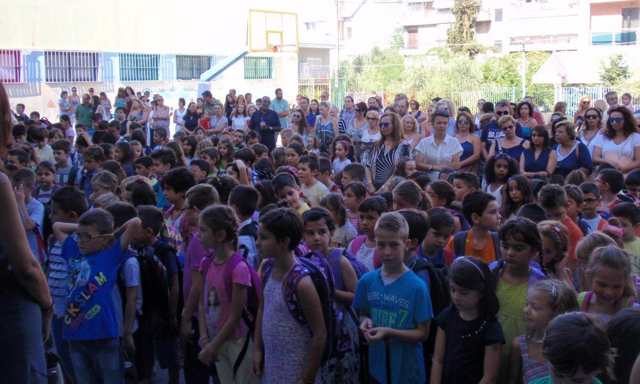 Άλιμος: Κίνηση ανθρωπιάς από τον Δήμαρχο – Πρόσφερε στα «πρωτάκια» τη σχολική τους τσάντα