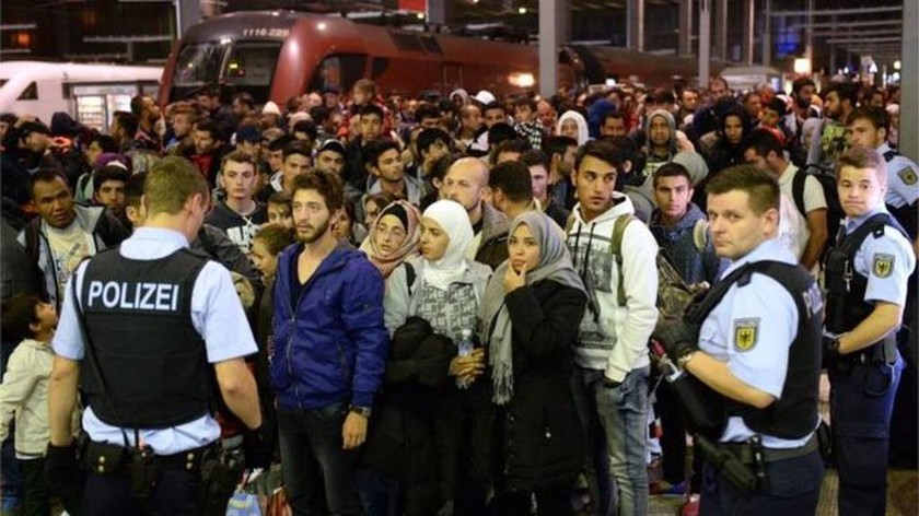 Το αδιαχώρητο στο Μόναχο από τους πρόσφυγες – Μέρκελ: Να αναλάβει τις ευθύνες της η Ελλάδα (vids)