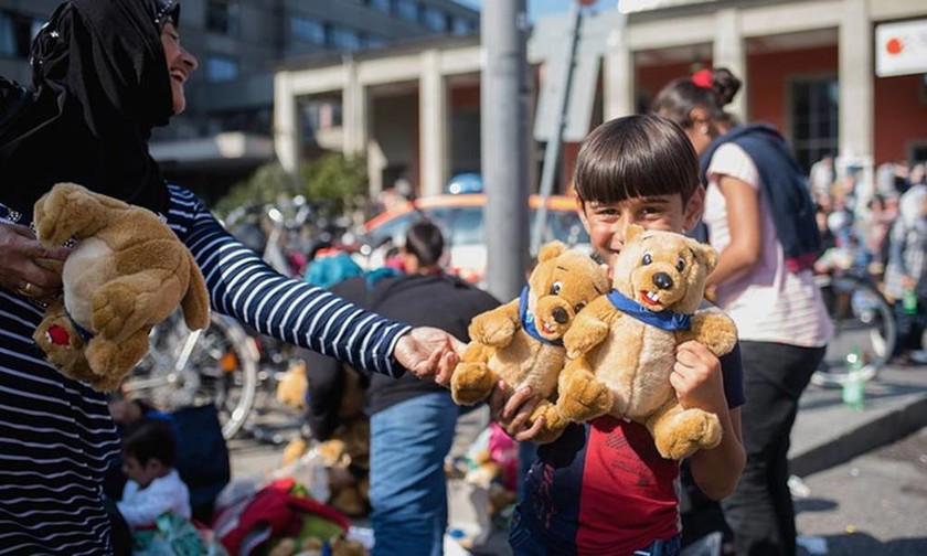 Το αδιαχώρητο στο Μόναχο από τους πρόσφυγες – Μέρκελ: Να αναλάβει τις ευθύνες της η Ελλάδα (vids)