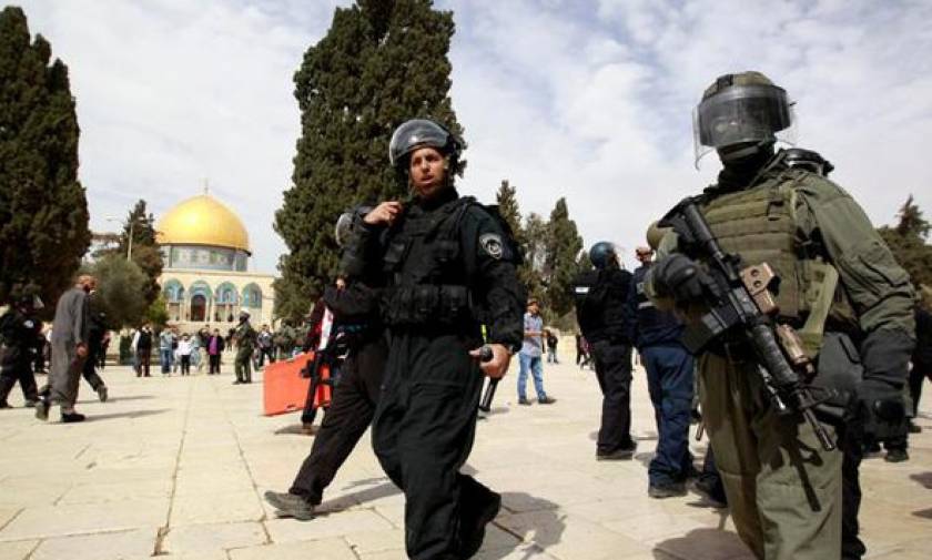 Ιερουσαλήμ: Ισραηλινοί αστυνομικοί επιτέθηκαν σε Παλαιστίνιους μέσα στο πιο ιερό τέμενος (video)