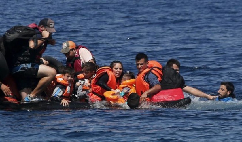 Συγκλονιστικές φωτογραφίες: Πρόσφυγας κολυμπάει με μωρό στην αγκαλιά του