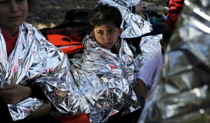 Συγκλονιστικές φωτογραφίες: Πρόσφυγας κολυμπάει με μωρό στην αγκαλιά του
