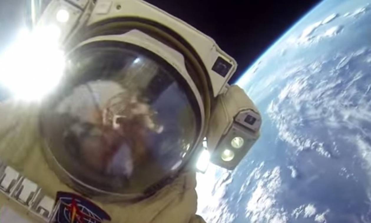 Δύο Ρώσοι κοσμοναύτες κάνουν… βόλτα στο διάστημα (video)