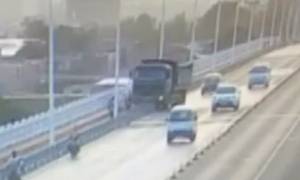 Τρομακτικό δυστύχημα στην Κίνα: Φορτηγό έπεσε από γέφυρα (video)