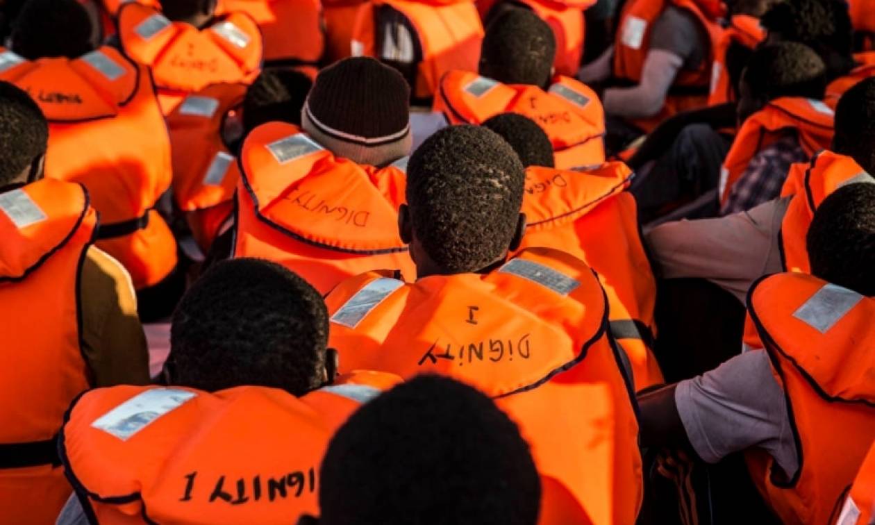 Μετανάστες - πρόσφυγες: Κάθε σωσίβιο και μια συγκινητική ιστορία (photos)