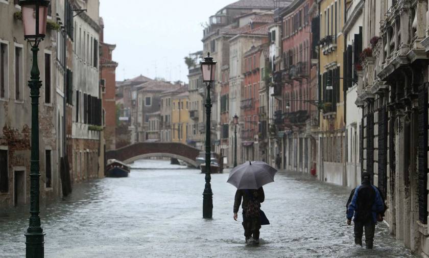 Ένας νεκρός και δύο τραυματίες στην Ιταλία από τις ισχυρές βροχοπτώσεις