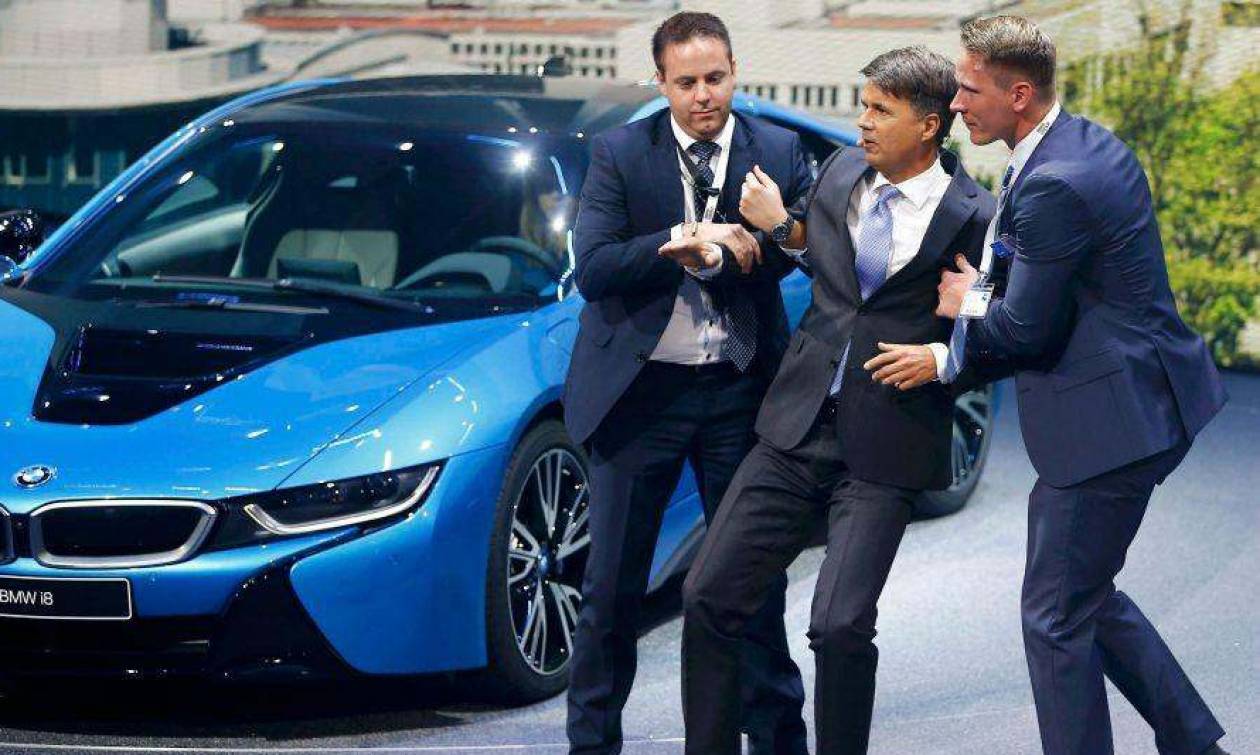 BMW Group: Κατέρρευσε επί σκηνής ο CEO της εταιρίας (video)