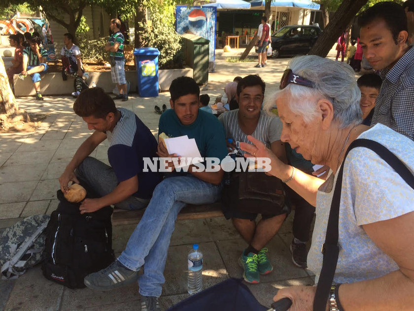 Οδοιπορικό του Newsbomb.gr - Ιστορίες αλληλεγγύης στην Πλατεία Βικτωρίας 