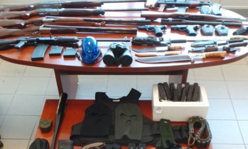 Γυναικολόγος διατηρούσε «οπλοστάσιο» με καλάσνικοφ, μαχαίρια και χιλιάδες σφαίρες