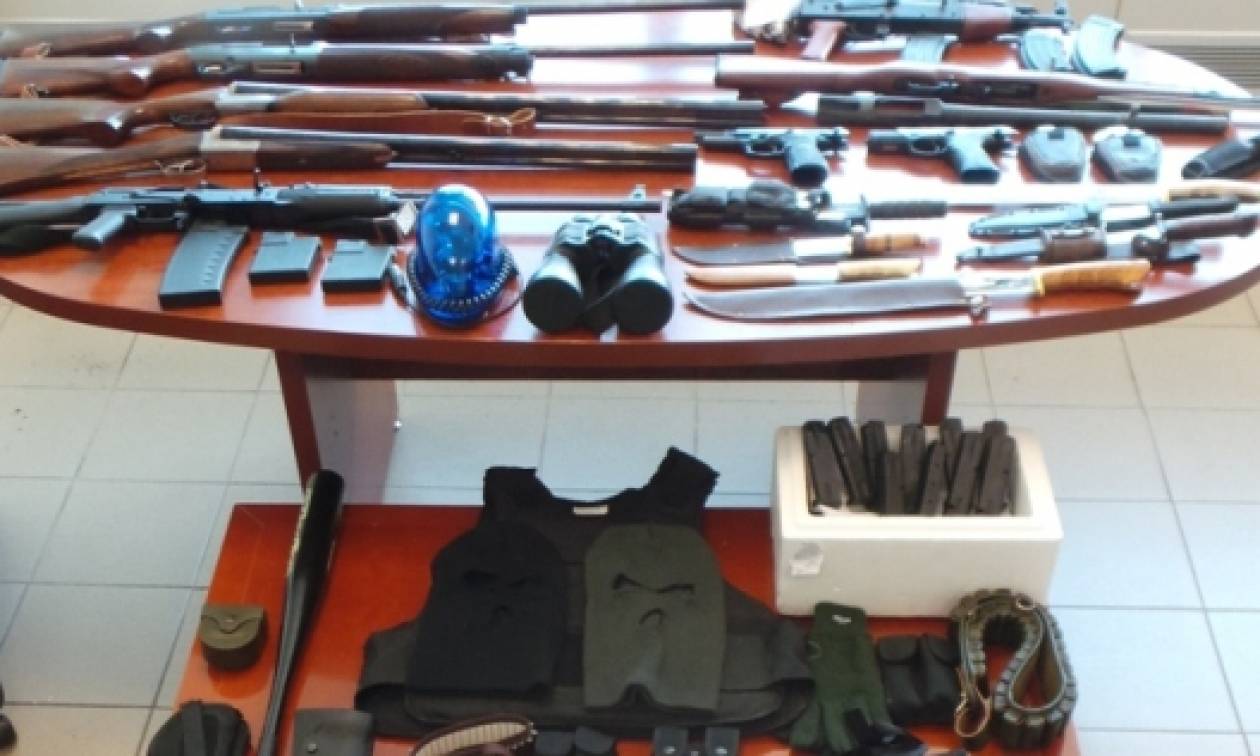 Γυναικολόγος διατηρούσε «οπλοστάσιο» με καλάσνικοφ, μαχαίρια και χιλιάδες σφαίρες
