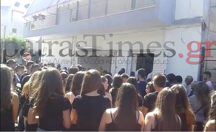 Αχαϊα: Θρήνος στην κηδεία του 17χρονου που έπεσε νεκρός από πυρά φίλου του (video & pics)