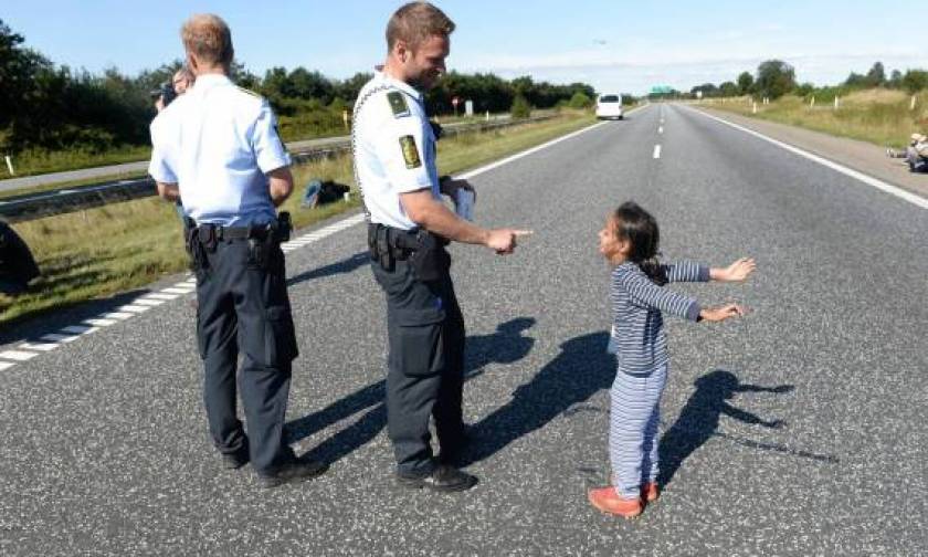 Συγκινητικό: Αστυνομικός παίζει με προσφυγόπουλο (photo)