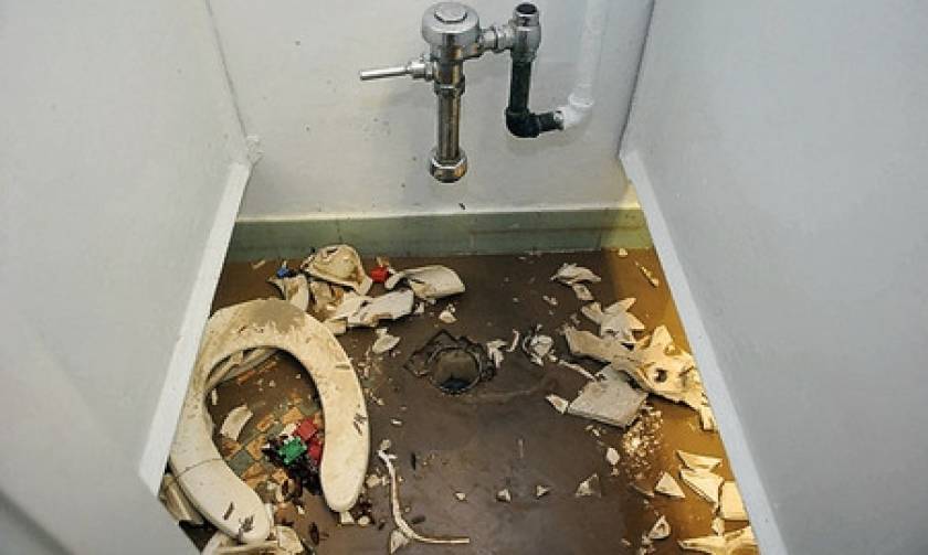 Τρόμος στο WC: Γυναίκα τραυματίστηκε από έκρηξη… τουαλέτας!