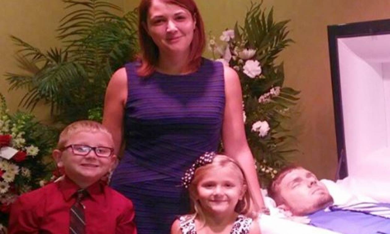 Η φωτογραφία που σόκαρε το Facebook: Πόζαρε με τα παιδιά της δίπλα στο νεκρό σύζυγό της
