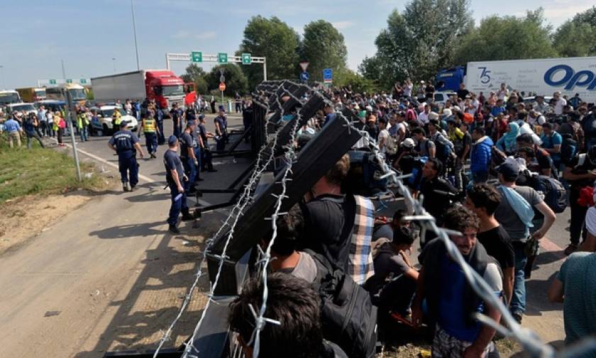 Ουγγαρία: Χημικά και δακρυγόνα εναντίον μεταναστών στα σύνορα με τη Σερβία (videos)