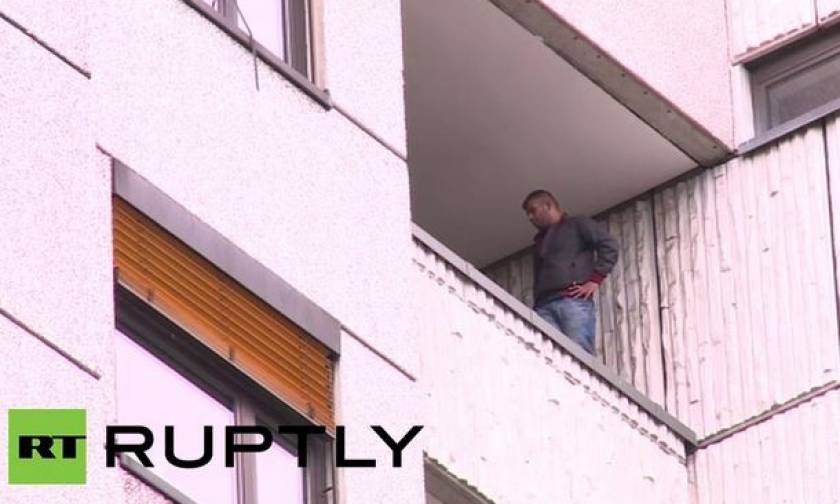 Ιρακινός μετανάστης απειλεί να πέσει από κτίριο στο Βερολίνο