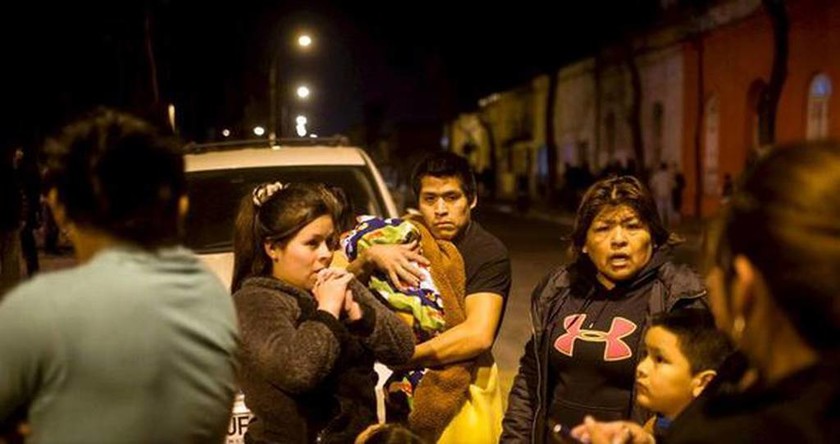 Οι πρώτες ώρες μετά τον εφιαλτικό σεισμό στη Χιλή (pics&video)