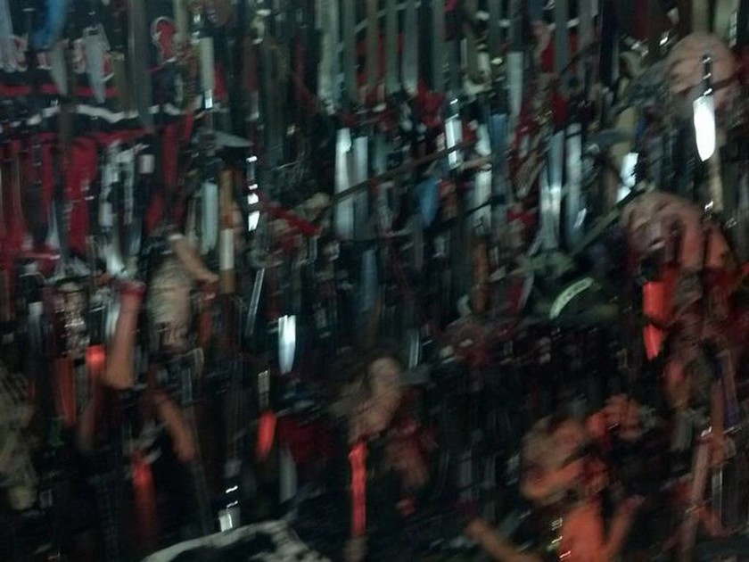 Βρήκαν σατανιστικό βωμό και 3.700 μαχαίρια στο «σπίτι του τρόμου» μιας σατανίστριας (photos)