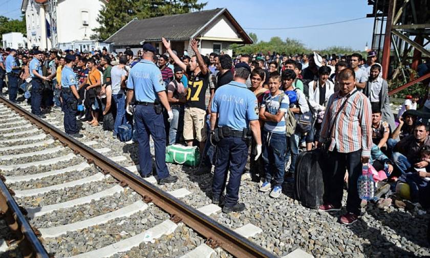 Χιλιάδες μετανάστες και πρόσφυγες καταφθάνουν στα σύνορα Σερβίας-Κροατίας