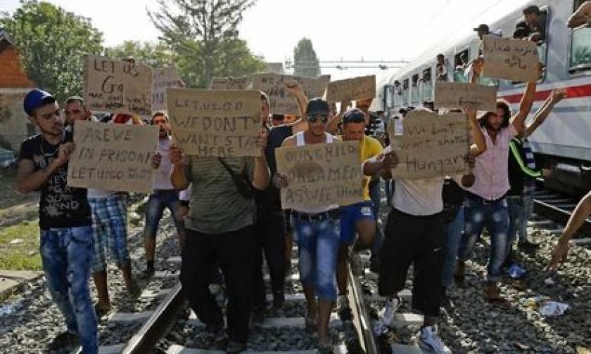 Οι κροατικές αρχές μεταφέρουν μετανάστες στα σύνορα με Ουγγαρία