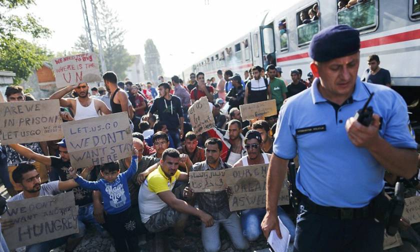 Σκηνές χάους στην Κροατία: Άγριες συγκρούσεις μεταναστών για μια θέση στο τρένο της ελπίδας (photos)