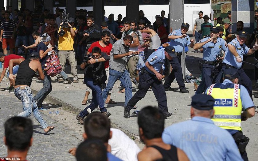 Σκηνές χάους στην Κροατία: Άγριες συγκρούσεις μεταναστών για μια θέση στο τρένο της ελπίδας (photos)