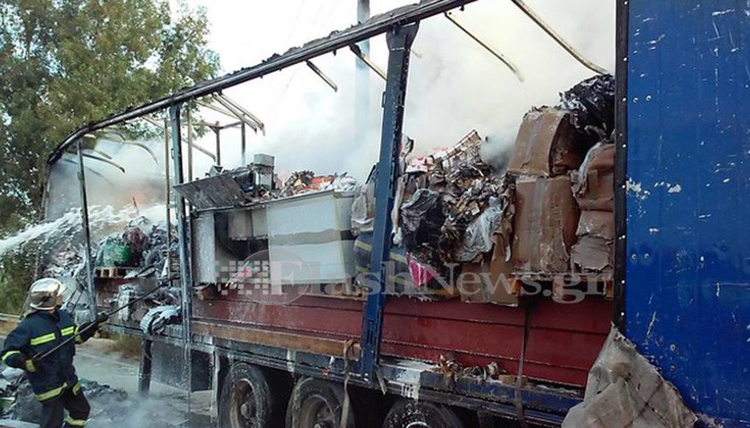 Χανιά: Στις φλόγες φορτηγό - Έκλεισε η Εθνική Οδός (photos - video)