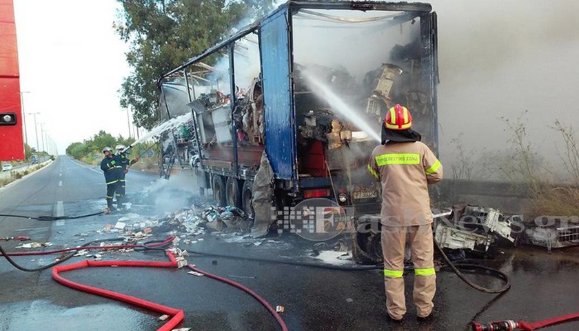 Χανιά: Στις φλόγες φορτηγό - Έκλεισε η Εθνική Οδός (photos - video)