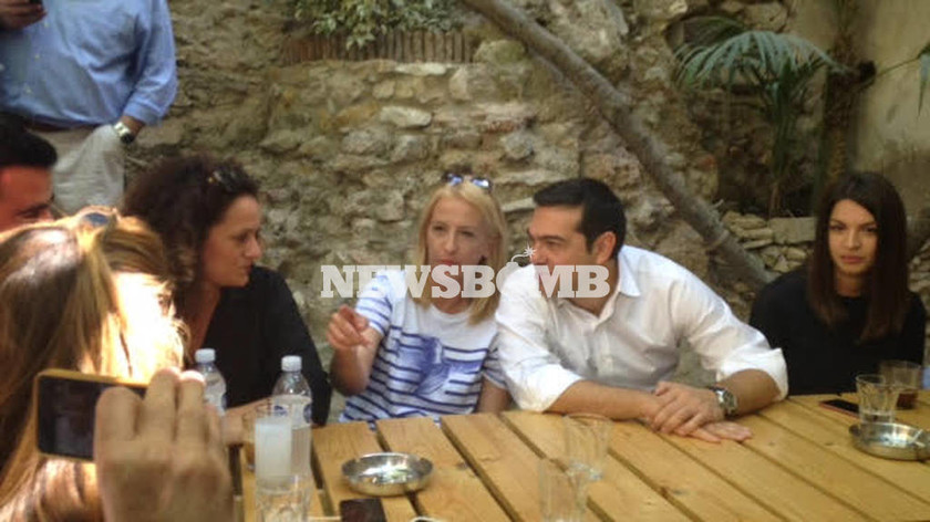 Εκλογές 2015: Ο Τσίπρας όπως δεν τον έχουμε ξαναδεί: Γέλια, δώρα και… ατάκες! (video & photos) 