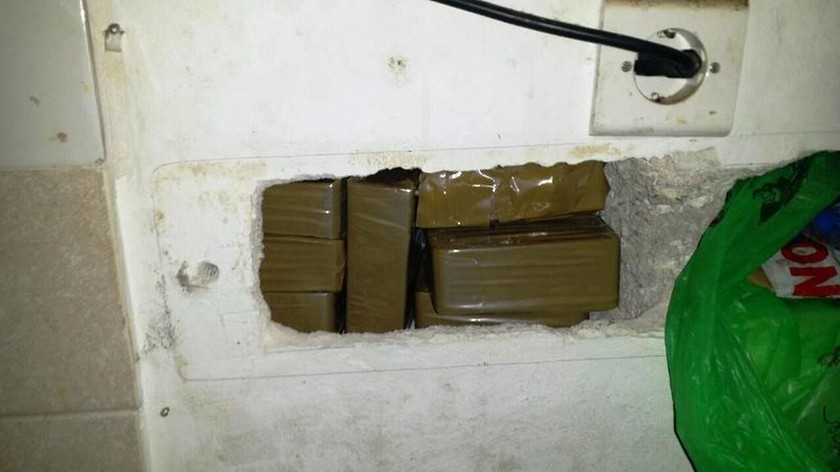 Κέρκυρα: Έκρυβε στον τοίχο του σπιτιού του περισσότερα από 5 κιλά ηρωίνης (pics&vid)