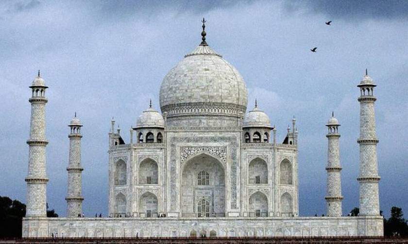 Τουρίστας βρήκε τραγικό θάνατο στο Taj Mahal, ενώ έβγαζε… selfie