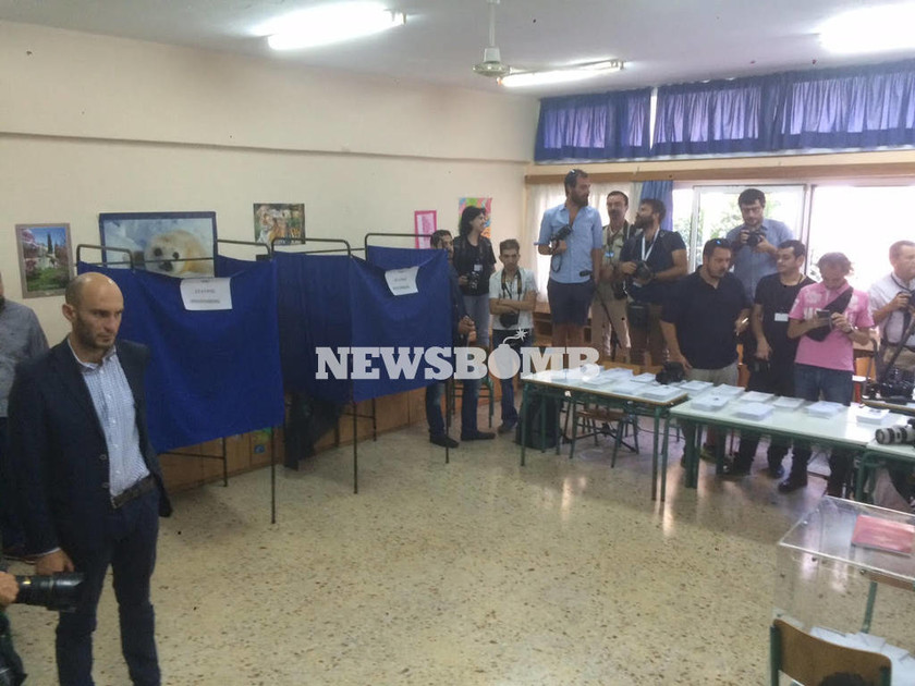 Εκλογές 2015: «Χαμός» στο σχολείο όπου ψήφισε ο Αλέξης Τσίπρας (photos+video)