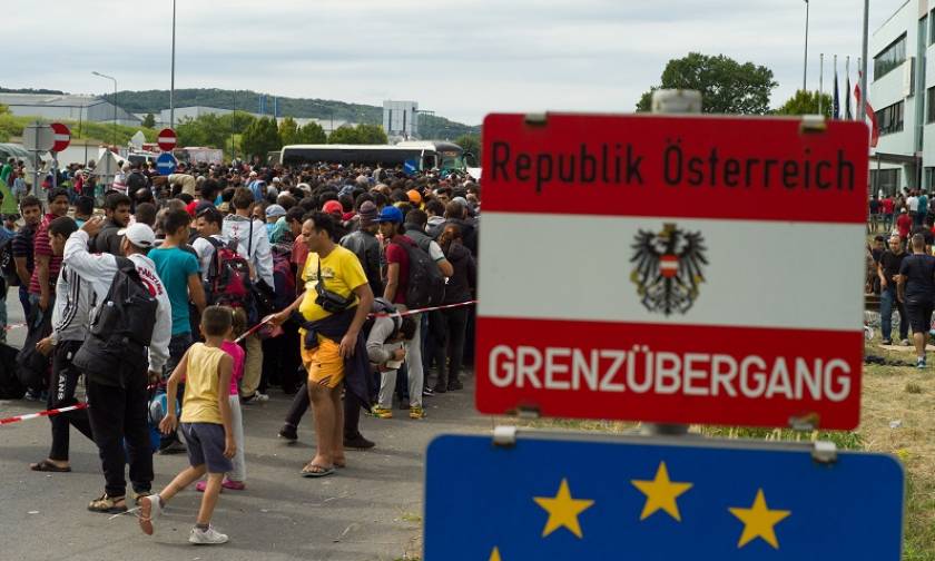 Συνωστίζονται οι πρόσφυγες στα σύνορα Ουγγαρίας - Αυστρίας