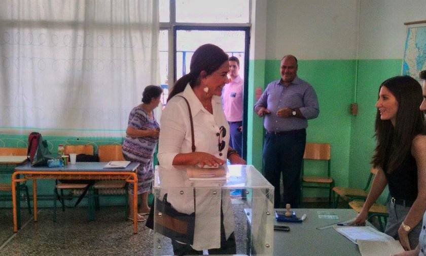 Εκλογές 2015: Η φωτογραφία της Ντόρας Μπακογιάννη από την ώρα της κάλπης στο Παγκράτι