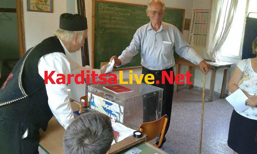 Εκλογές 2015 - Καρδίτσα: Δικαστικός αντιπρόσωπος εμφανίστηκε με παραδοσιακή στολή (pics)