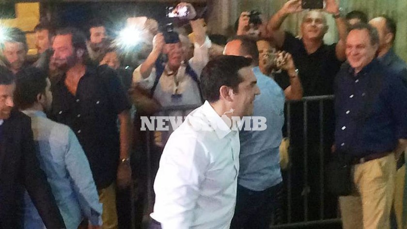 Εκλογές 2015: Στα γραφεία του ΣΥΡΙΖΑ έφτασε ο Τσίπρας (pics&vid)