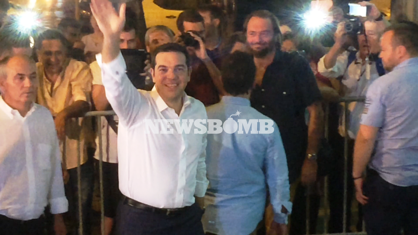 Εκλογές 2015: Στα γραφεία του ΣΥΡΙΖΑ έφτασε ο Τσίπρας (pics&vid)