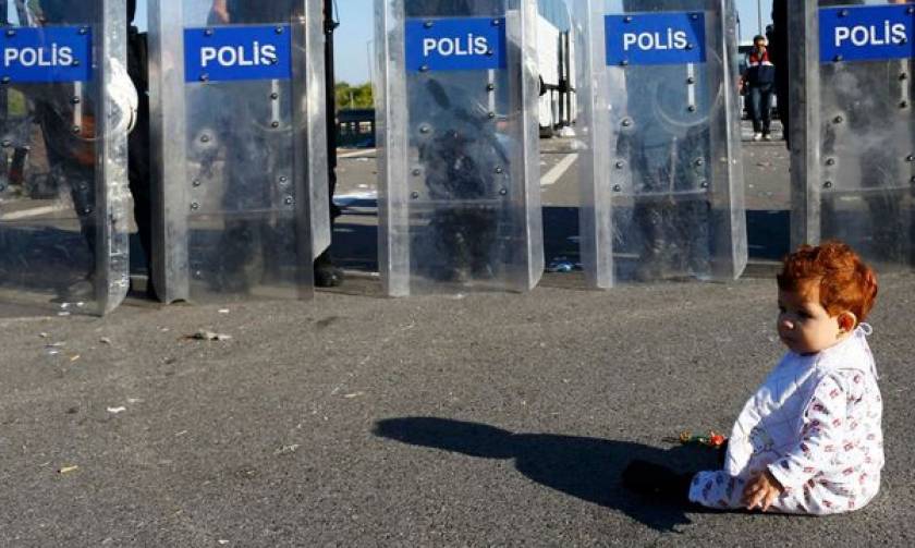 Η Ευρώπη των τειχών: Βρέφος από τη Συρία μπροστά στους πάνοπλους Τούρκους αστυνομικούς (photos)