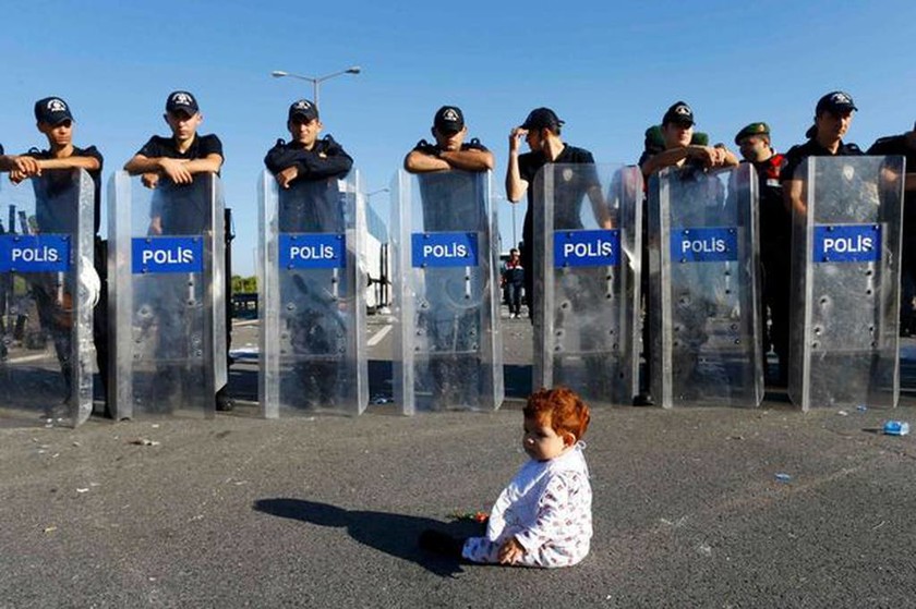 Η Ευρώπη των τειχών: Βρέφος από τη Συρία μπροστά στους πάνοπλους Τούρκους αστυνομικούς (photos)